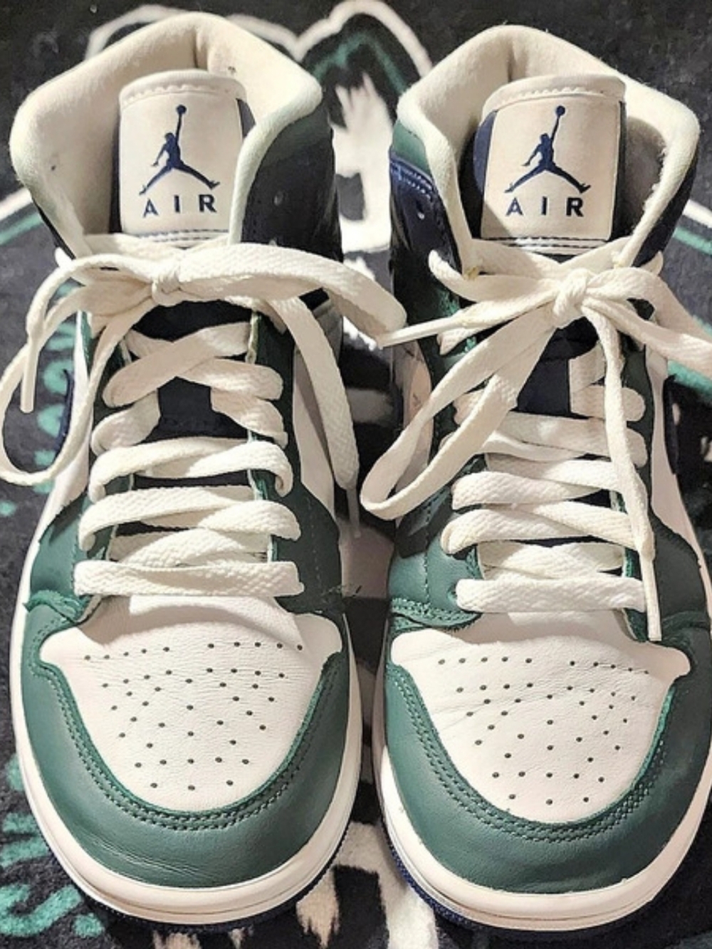 Jordan 1 Mid Girls US 6